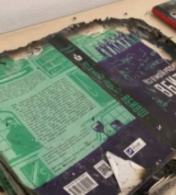 «Іноді заробляти соромно»: обгорілі книжки з типографії «Фактор-друк» не продаватимуть, а показуватимуть за кордоном