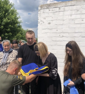 Повертався на фронт після поранень: на Волині прощались із Героєм Ігорем Тарасюком