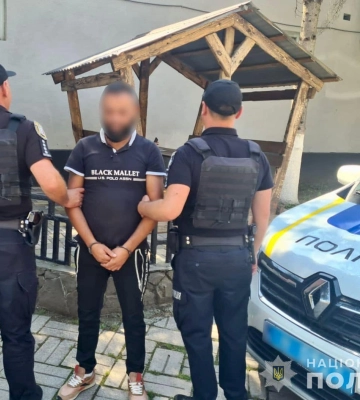 Поліцейські Іршави затримали зловмисника, який скоїв серію крадіжок із помешкання закарпатки та розшукали викрадені речі