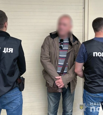 У Запоріжжі поліцейські затримали ділка, який допомагав чоловікам призовного віку уникнути мобілізації