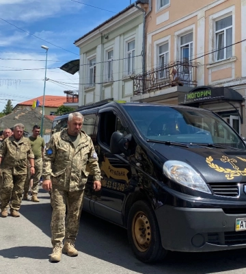 Надвірнянці провели в останню путь Героя – України
