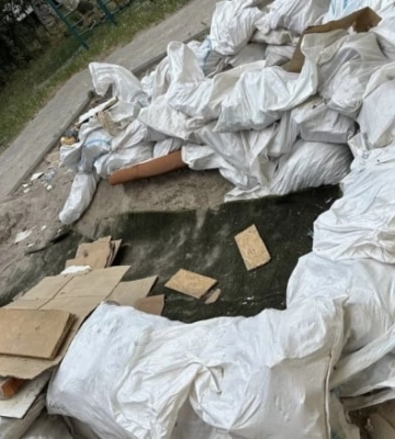 В Мелитополе детскую площадку превратили в свалку строительного мусора 