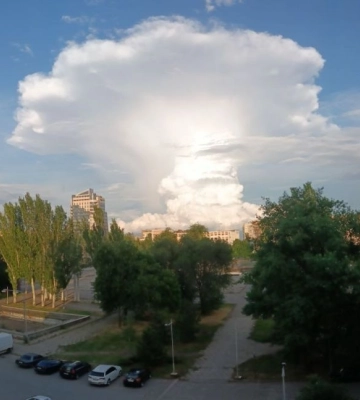У небі над Запоріжжям помітили хмару у вигляді «гриба»: метеорологи пояснили явище