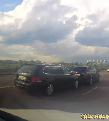 Під Луцьком Skoda невдало підрізала Volkswagen, сталася ДТП. Відео
