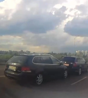 ДТП - біля Луцька: «шкода» невдало підрізала «фольксваген». Відео