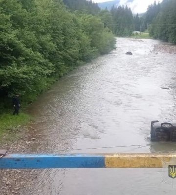 На Закарпатті 41-річний водій злетів у річку біля Синевиру (ФОТО)
