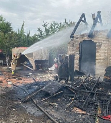 В Кривом Роге горел дом и автомобиль