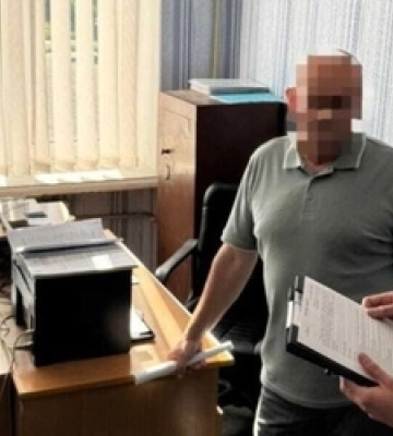 Обіцяв вплинути на членів виконкому: посадовця з Рівненщини затримали на хабарі