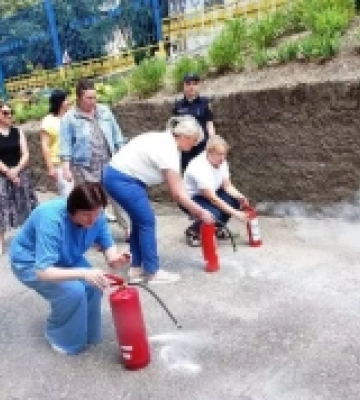 Кропивницькі освітяни вчилися приборкувати умовну пожежу за допомогою вогнегасника