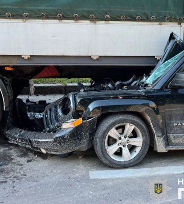 У Львові водій «Jeep Patriot» в&#039;їхав у припарковану фуру