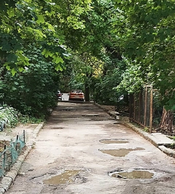 Всі калічаться через ями, «швидка» відмовляється заїжджати: У Миколаєві скаржаться на дорогу у дворі на Великій Морській, яка не&amp;hellip;