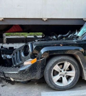 У Львові водій «Jeep Patriot» в&#039;їхав у припарковану фуру