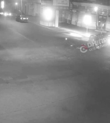 У Дніпрі мотоцикліст на швидкості влетів у Tesla: відео моменту ДТП