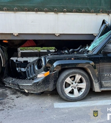 У Львові водій «Jeep Patriot» в&#039;їхав у припарковану фуру