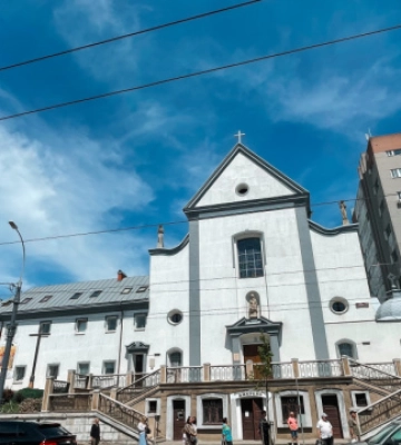 На вінницькому костелі встановили символ паломницького Шляху святого Якова