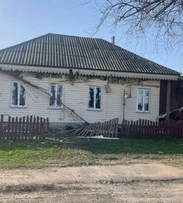Окупанти скинули вибуховий пристрій на житловий будинок на Чернігівщині, постраждав чоловік