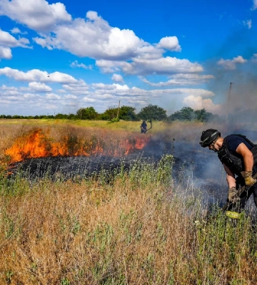 Надзвичайники ліквідували наслідки 4 пожеж на Херсонщині: одна з них виникла через обстріл