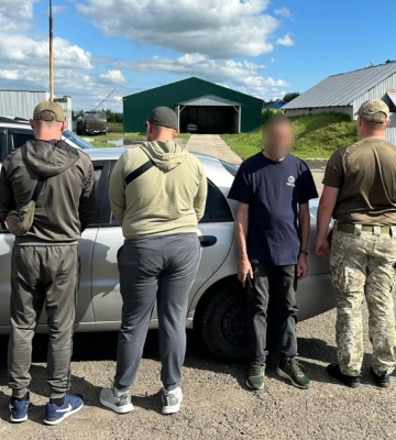 Франківці заплатили по 4 тисячі євро, щоб таксист відвіз їх в Румунію. ВІДЕО