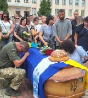 Мріяв бути військовим: Острог попрощався з Денисом Ціосем