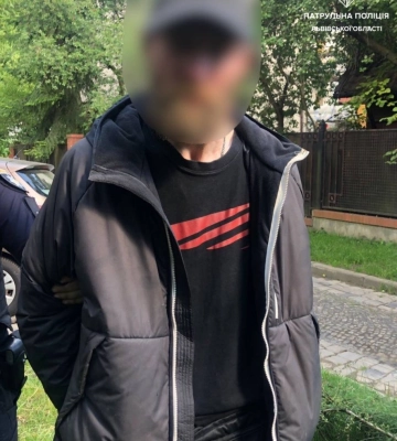 Львівські патрульні за гарячими слідами затримали грабіжника, який вирвав сумку з рук жінки