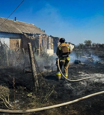 Оккупанты ударили по жилому кварталу на Николаевщине: возникли пожары, поврежден акушерский пункт