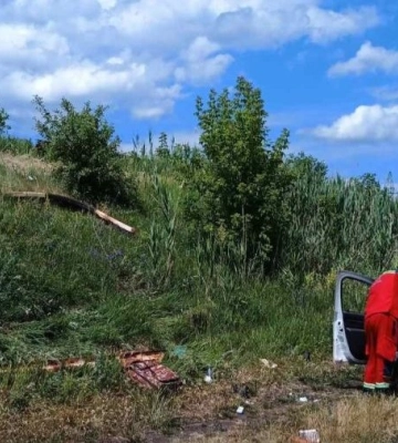 На Дніпропетровщині врятували чоловіка, який злетів на автівці в кювет