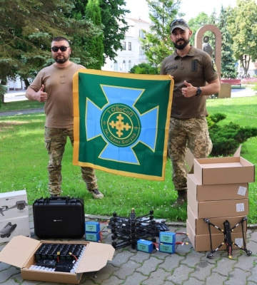 Військовим передали з Луцька квадрокоптери та акумулятори до них