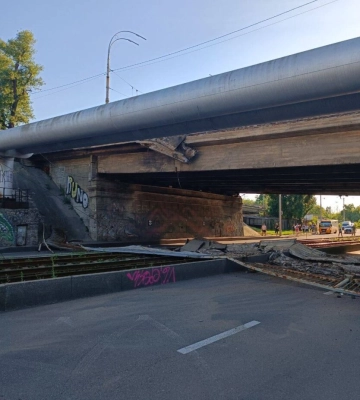 У Києві впала частина одного з мостів