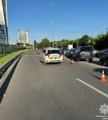 У Києві обвалилася частина мосту – соцмережі, фото та відео
