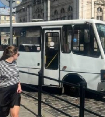 Не працював світлофор. Біля Львівської опери дитина потрапила під автобус