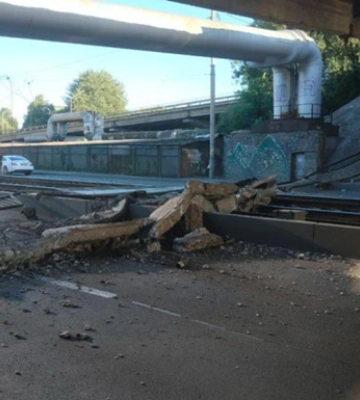 У Києві обвалилася частина мосту
