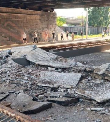 В Киеве обрушилась часть Воздухофлотского путепровода – фото