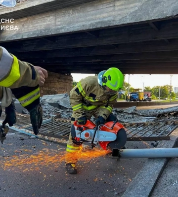 У Києві обвалився міст на проїжджу частину (фото, відео)