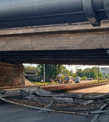 У Києві обвалилася частина Повітрофлотського мосту. Рух транспорту затримується