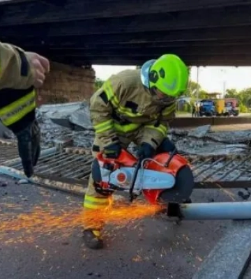 Через руйнування мосту у Києві змінили рух громадського транспорту