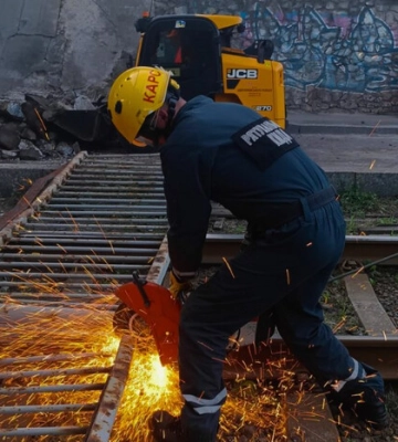 У Києві розчищають дорогу від зруйнованих конструкцій мосту, фото