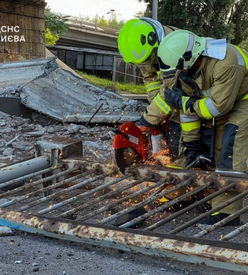 У Києві розчищають дорогу від зруйнованих конструкцій мосту, фото