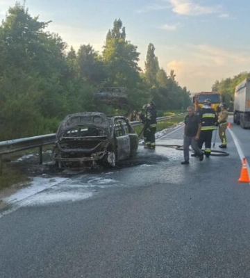 На Тернопільщині на дорозі вщент згорів автомобіль (ФОТО)