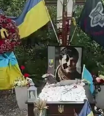 У Києві невідомі понівечили могили Да Вінчі, Джуса та Петриченка (ВІДЕО)