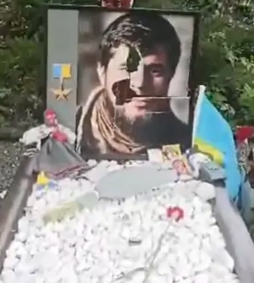 Невідомі влаштували погром на могилах захисників «Да Вінчі», «Джуса» та Павла Петриченка