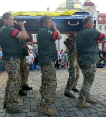 Прийшли дуже багато людей: у Луцьку попрощалися із Героєм Ігорем Приступою. Фото