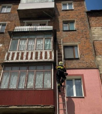 На Львівщині 2-річна донька замкнула на балконі свою маму