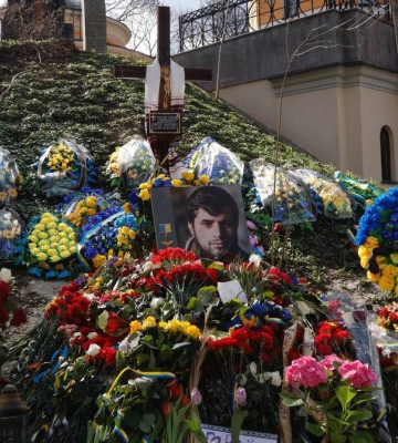 У Києві невідомі понівечили могили Да Вінчі, Джуса та Петриченка (ВІДЕО)