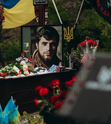 Ночью неизвестные изуродовали могилы погибших воинов Да Винчи, Джуса и Петриченко — видео