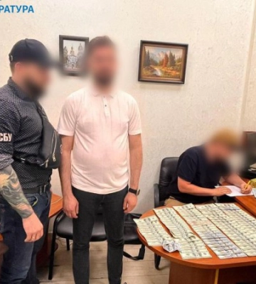 Торгував посвідками на проживання в Україні – посадовця Державної міграційної служби викрили на отриманні 3600 доларів