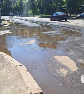 У Центрально-Міському та Металургійному районах Кривого Рогу тече вода на дорогах: причина