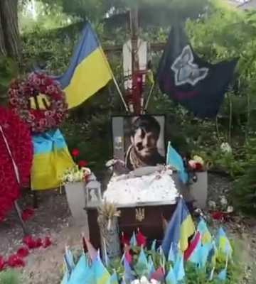 У Києві невідомі понівечили могили Да Вінчі, Джуса та Петриченка (ВІДЕО)