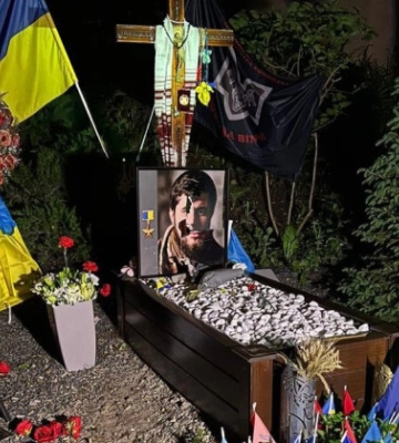 Пошкоджені портрети та побиті лампадки: у Києві понівечили могили Героїв Да Вінчі, Джуса та Петриченка