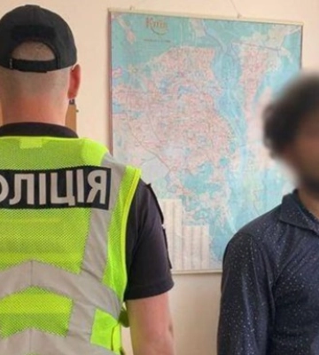 У Києві чоловік розвісив десятки радянських прапорців на паркані гімназії