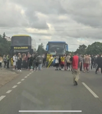 Пассажиры перекрыли трассу Тернополь – Львов: в ТЦК объяснили, почему забрали водителя их маршрутки